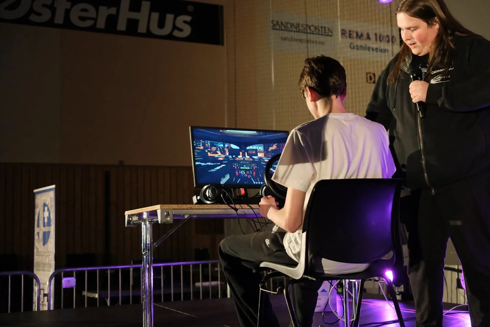 Deltaker kjører F1 Time Trial med ratt på scenen