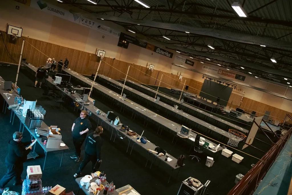 Lurahallen rigges med bord og nettverk før dørene åpner