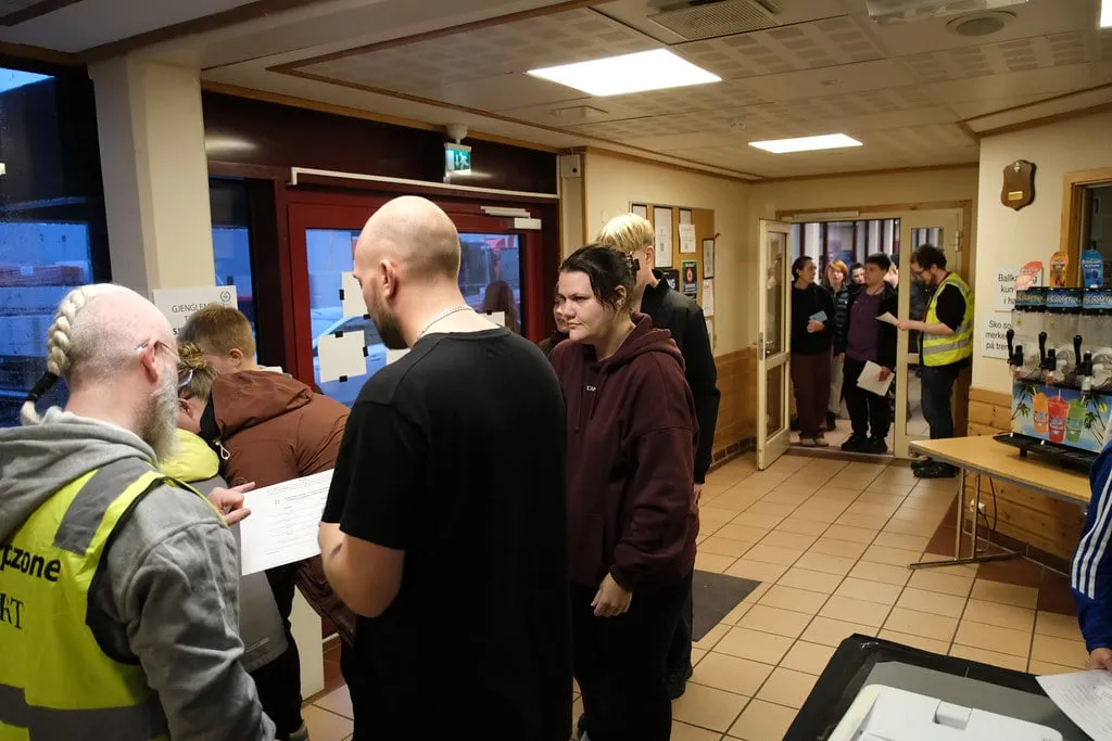 Crew sjekker inn deltakere ved inngangen til Lurahallen