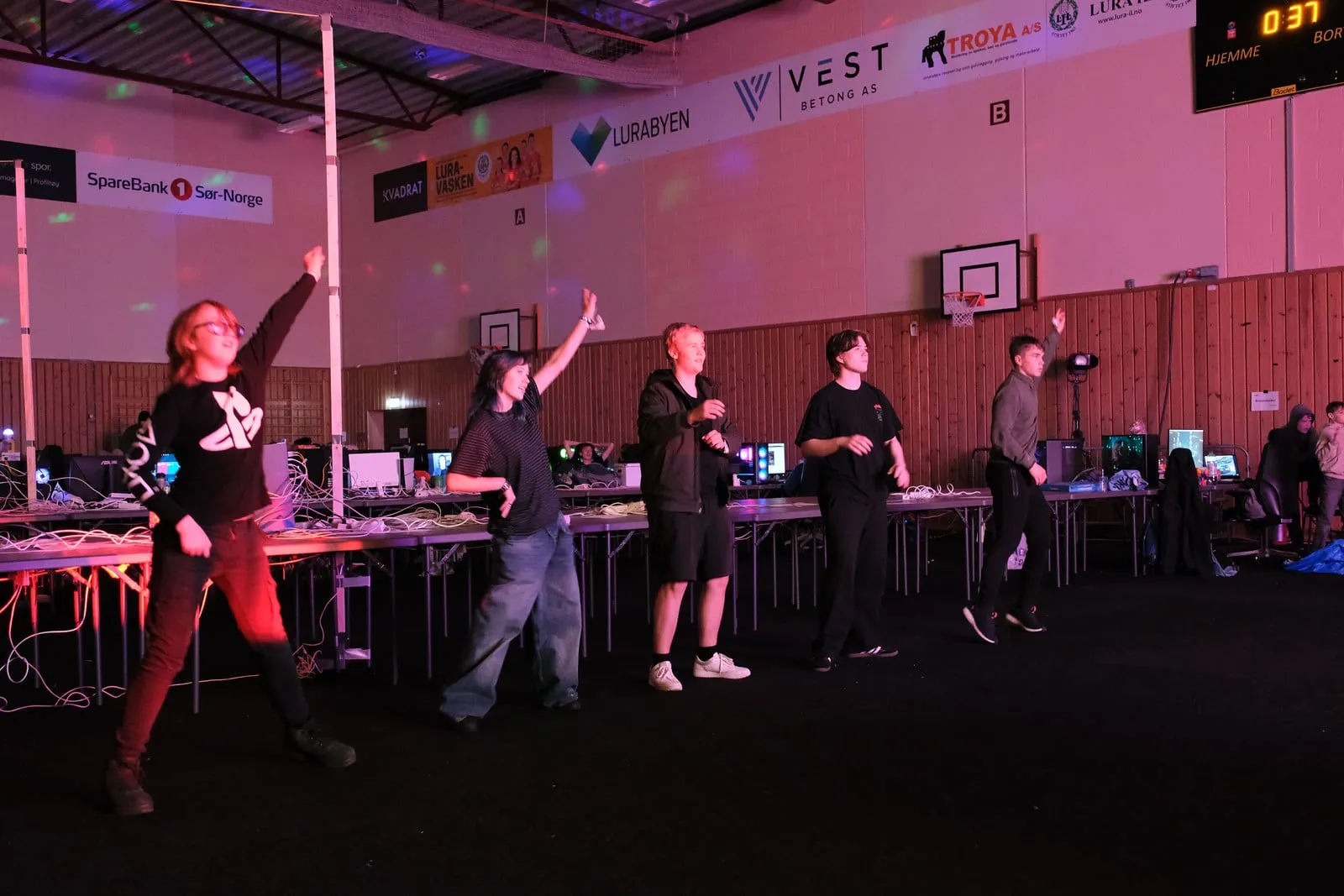 Deltakere danser Just Dance i hallen