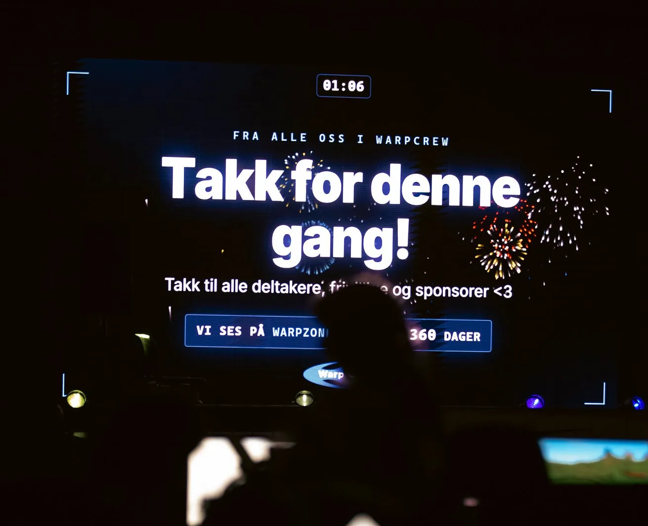 Storskjermen viser «Takk for denne gang!» med nedtelling til neste Warpzone